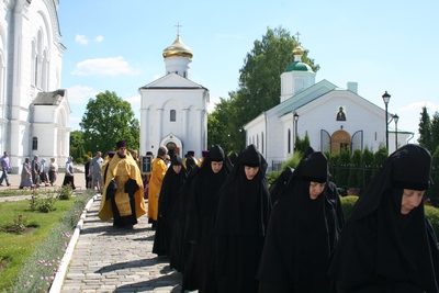 12 Начало Крестного хода с Крестом прп_Евфросинии от монастыря